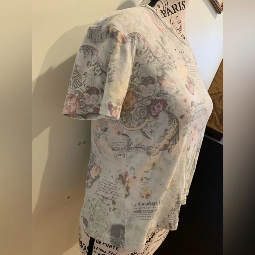 Cream and White graphic tea size small - Picture 2 of 6